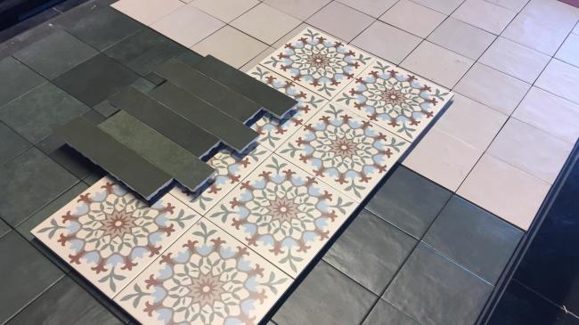 LA MADELEINE CLEA & ATELIER 6.2x25 EMERAUDE GLOSSY & ATELIER 14x14 MAT EMERAUDE + TAUPE 